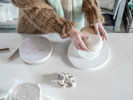 bedrijfsfotografie-Atelier-van-Rosa-mal-maken-ambacht-keramiek